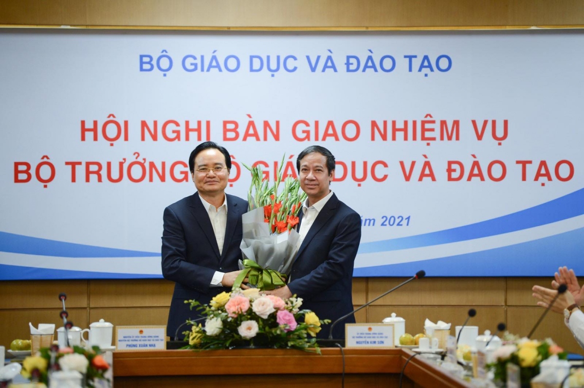 Bàn giao nhiệm vụ Bộ trưởng Bộ Giáo dục và Đào tạo cho ông Nguyễn Kim Sơn